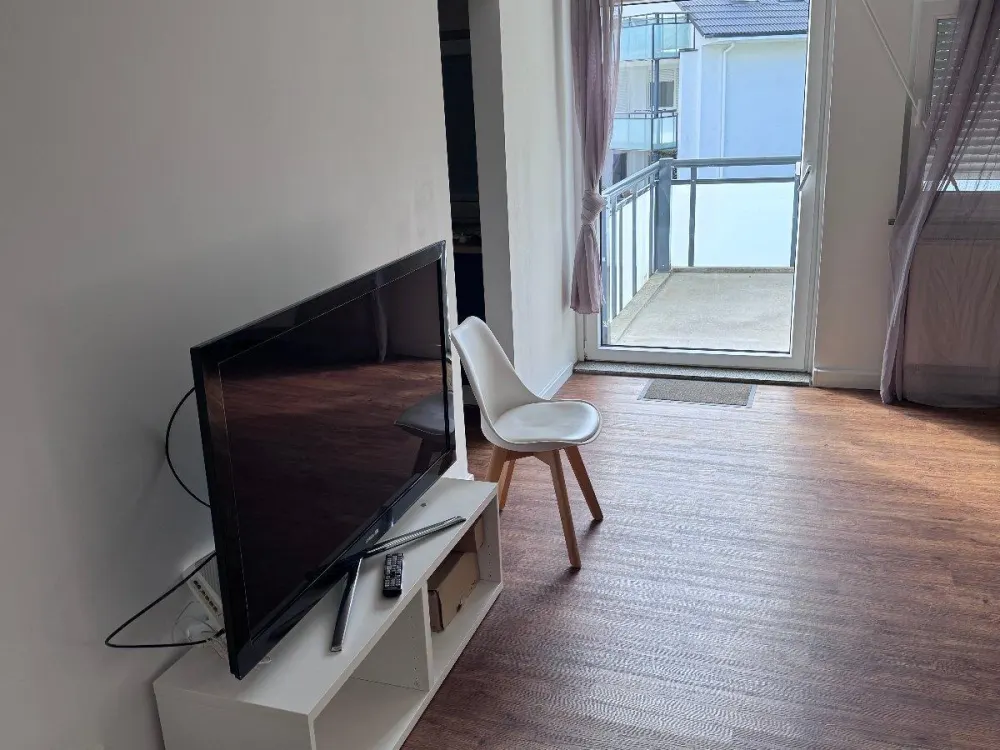 All-Inklusiv-Model: Möbliertes Apartment mit Küche und Balkon