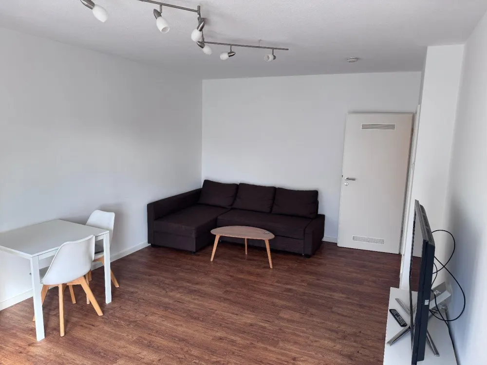 All-Inklusiv-Model: Möbliertes Apartment mit Küche und Balkon