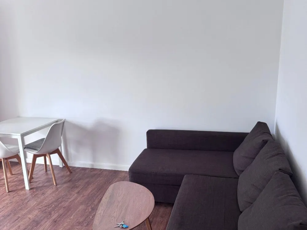 All-Inklusiv-Model: Möbliertes Apartment mit Küche und Balkon