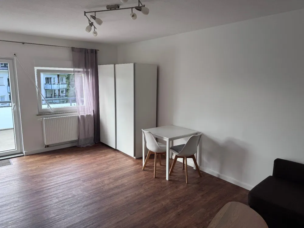 All-Inklusiv-Model: Möbliertes Apartment mit Küche und Balkon