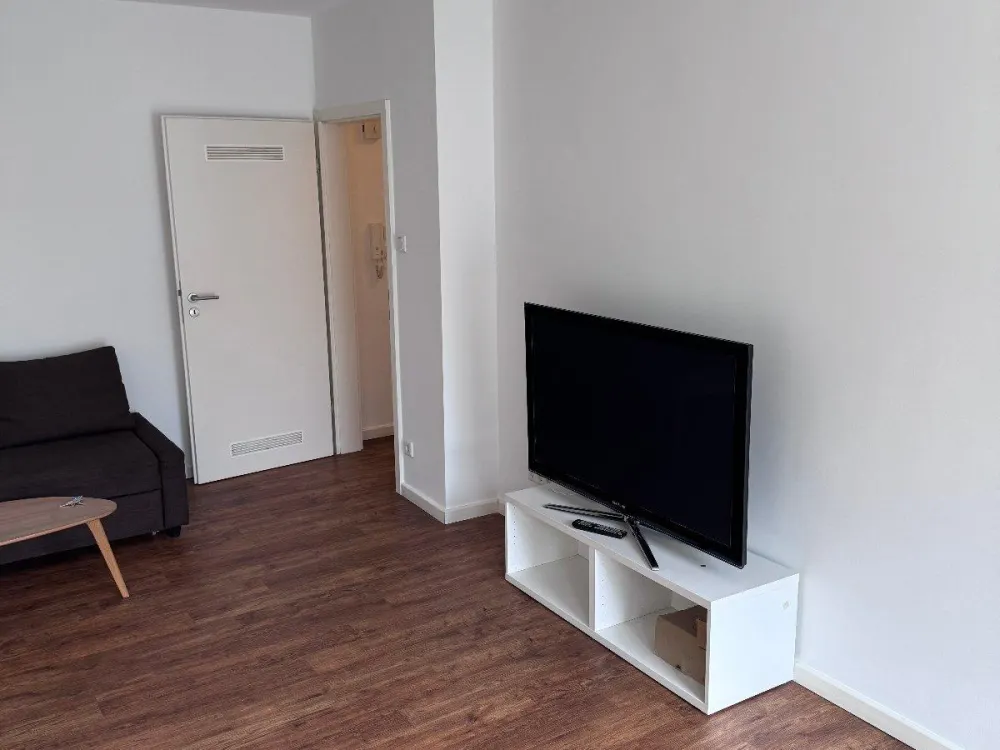 All-Inklusiv-Model: Möbliertes Apartment mit Küche und Balkon