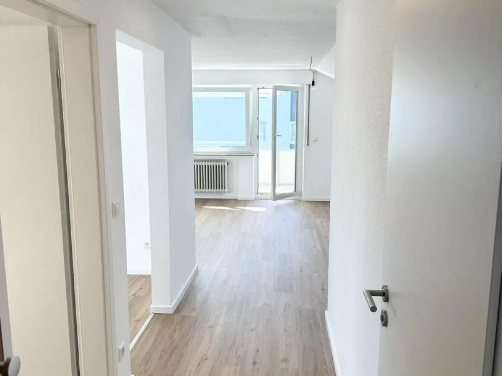 Frisch sanierte, lichtdurchflutete 2-Zimmer-Dachgeschosswohnung mit Balkon und Stellplatz