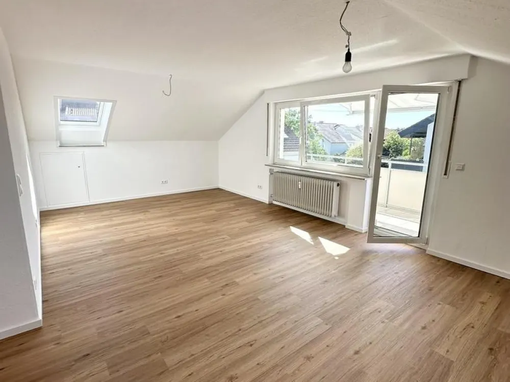 Frisch sanierte, lichtdurchflutete 2-Zimmer-Dachgeschosswohnung mit Balkon und Stellplatz