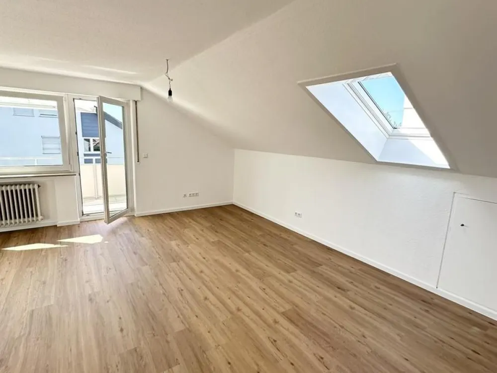 Frisch sanierte, lichtdurchflutete 2-Zimmer-Dachgeschosswohnung mit Balkon und Stellplatz