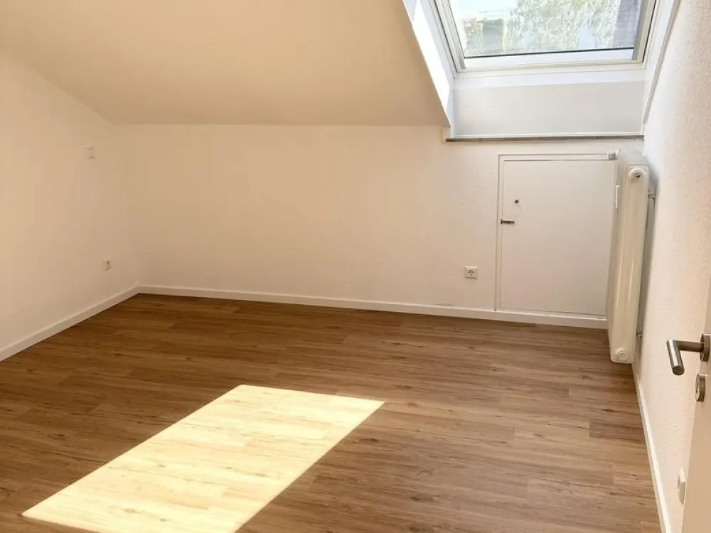 Frisch sanierte, lichtdurchflutete 2-Zimmer-Dachgeschosswohnung mit Balkon und Stellplatz