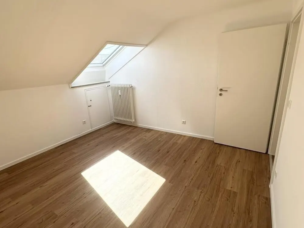 Frisch sanierte, lichtdurchflutete 2-Zimmer-Dachgeschosswohnung mit Balkon und Stellplatz