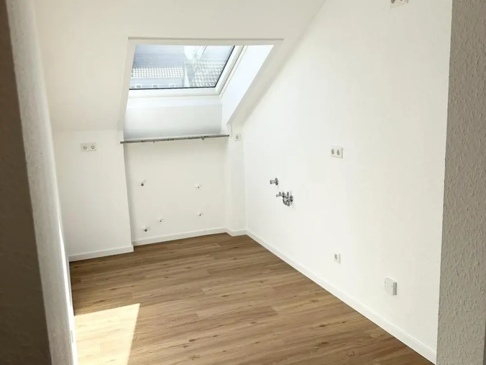 Frisch sanierte, lichtdurchflutete 2-Zimmer-Dachgeschosswohnung mit Balkon und Stellplatz