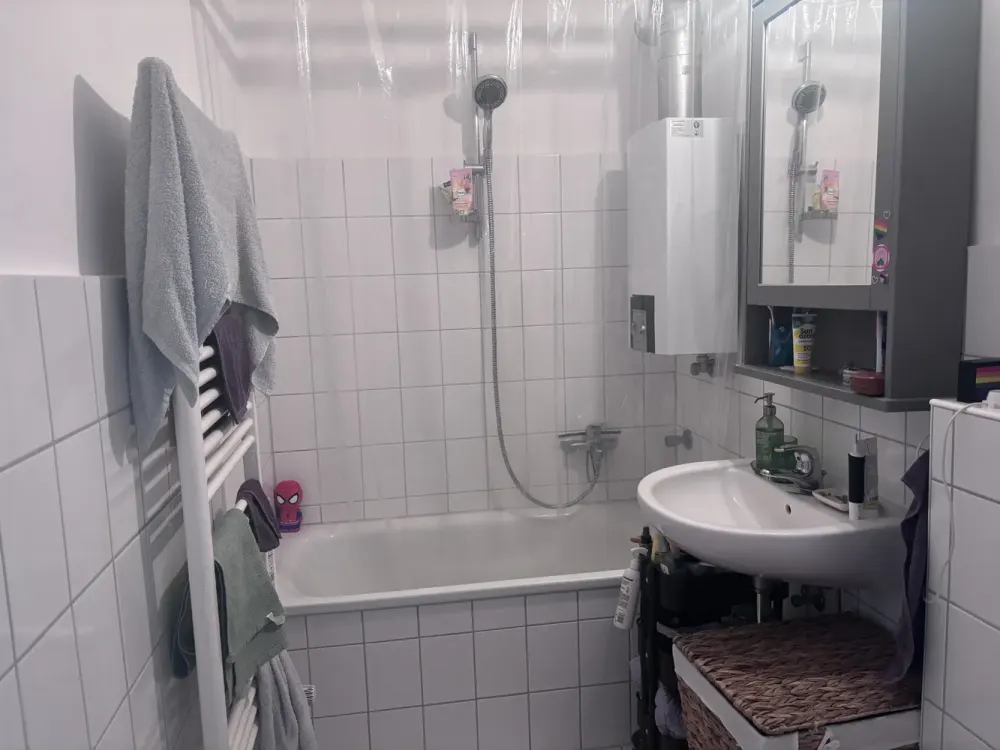 Living in Bremen City - Cozy 2-Room Apartment with Fitted Kitchen