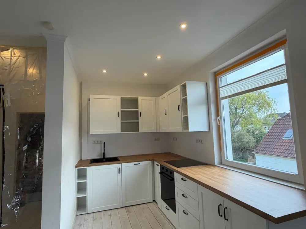 High-quality modernized 4-room maisonette apartment with garden