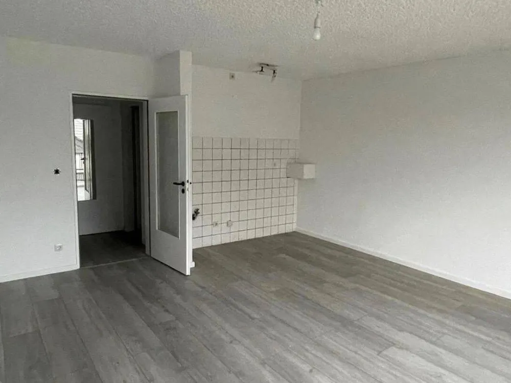 Von priv. - schönes 1-Zi. Single-Appartement in Pad Schloß Neuhaus, ruhige Lage m. Balkon 2.OG