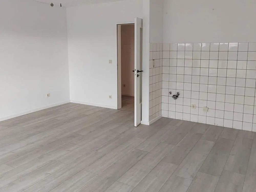Von priv. - schönes 1-Zi. Single-Appartement in Pad Schloß Neuhaus, ruhige Lage m. Balkon 2.OG