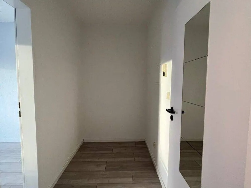 Von priv. - schönes 1-Zi. Single-Appartement in Pad Schloß Neuhaus, ruhige Lage m. Balkon 2.OG