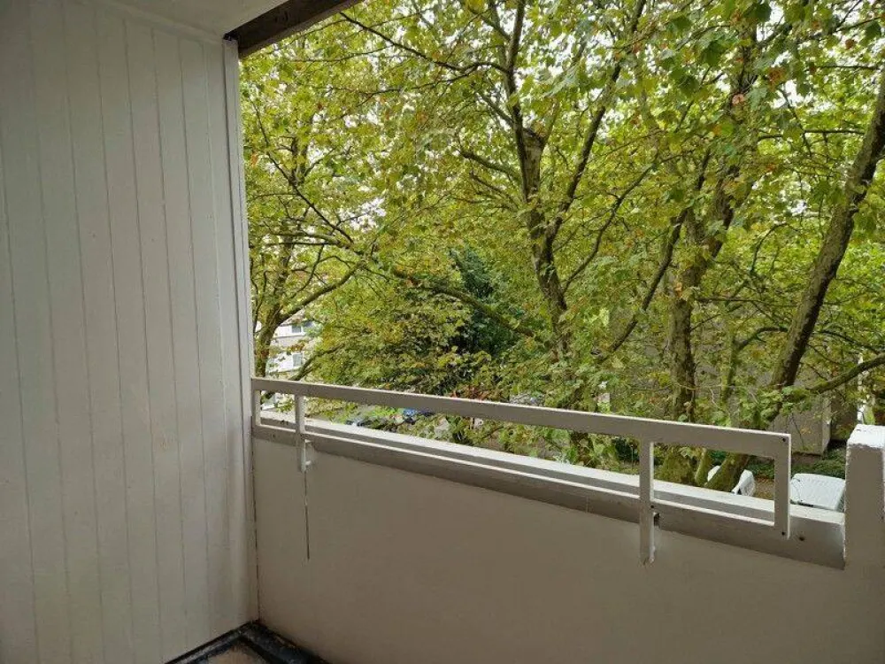 Hier findet jeder seinen Platz: komplett renovierte 3-Zimmer-Wohnung mit Balkon!