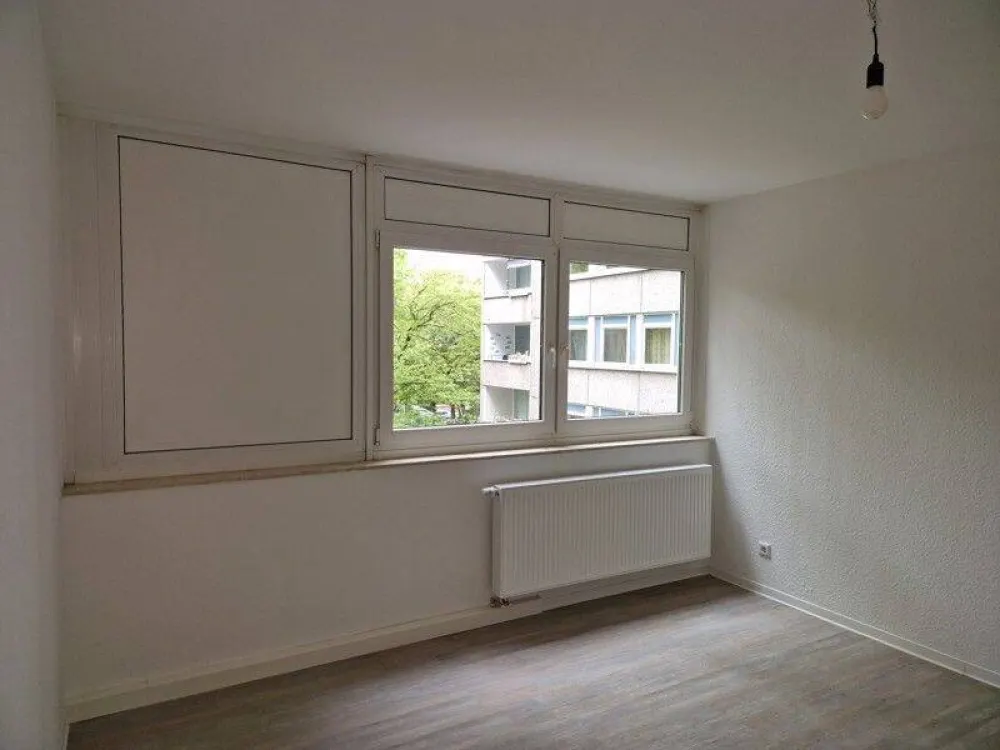 Hier findet jeder seinen Platz: komplett renovierte 3-Zimmer-Wohnung mit Balkon!