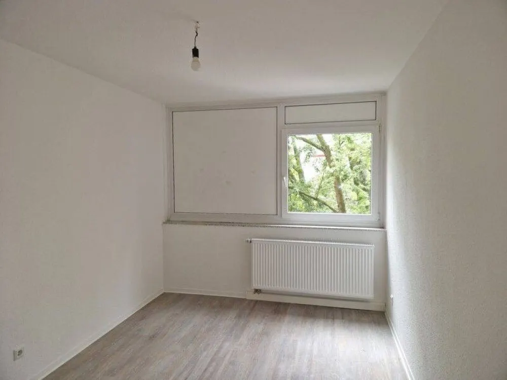 Hier findet jeder seinen Platz: komplett renovierte 3-Zimmer-Wohnung mit Balkon!