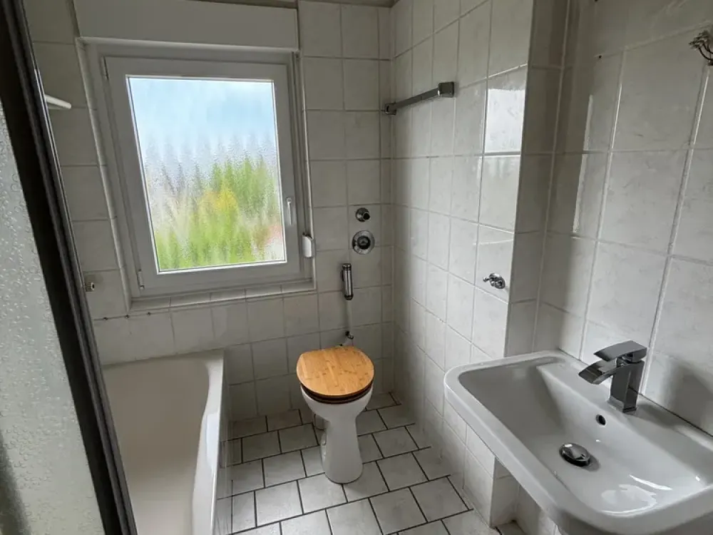 Einziehen & Wohlfühlen: Helle 3-Zimmer-Wohnung im 1. OG mit optionaler Garage!