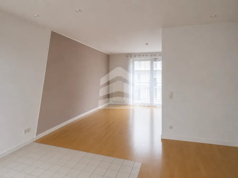 Helle loftartige Wohnung mit viel Stauraum und Balkon in Zentrumsnähe