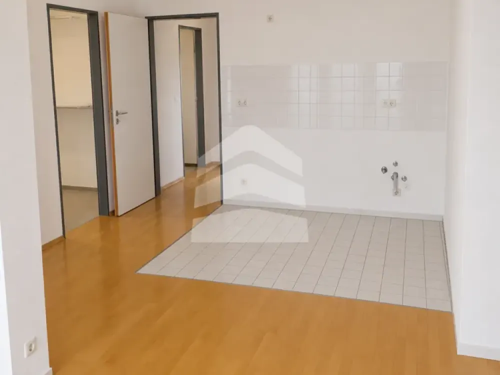 Helle loftartige Wohnung mit viel Stauraum und Balkon in Zentrumsnähe