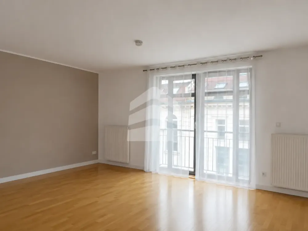 Helle loftartige Wohnung mit viel Stauraum und Balkon in Zentrumsnähe