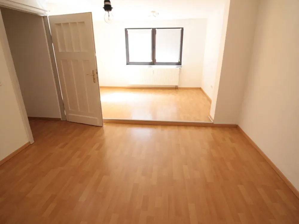 Kleines Häuschen als 2-Raumwohnung über zwei Etagen mit Innenhof