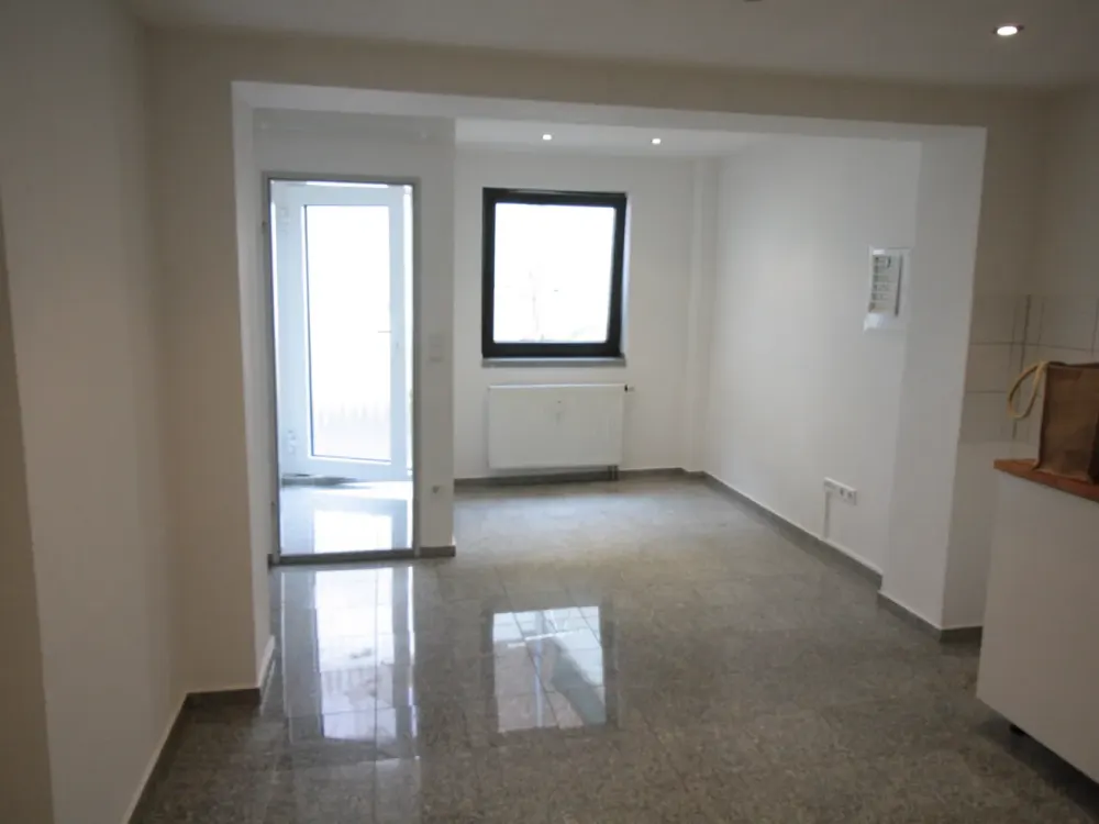 Kleines Häuschen als 2-Raumwohnung über zwei Etagen mit Innenhof