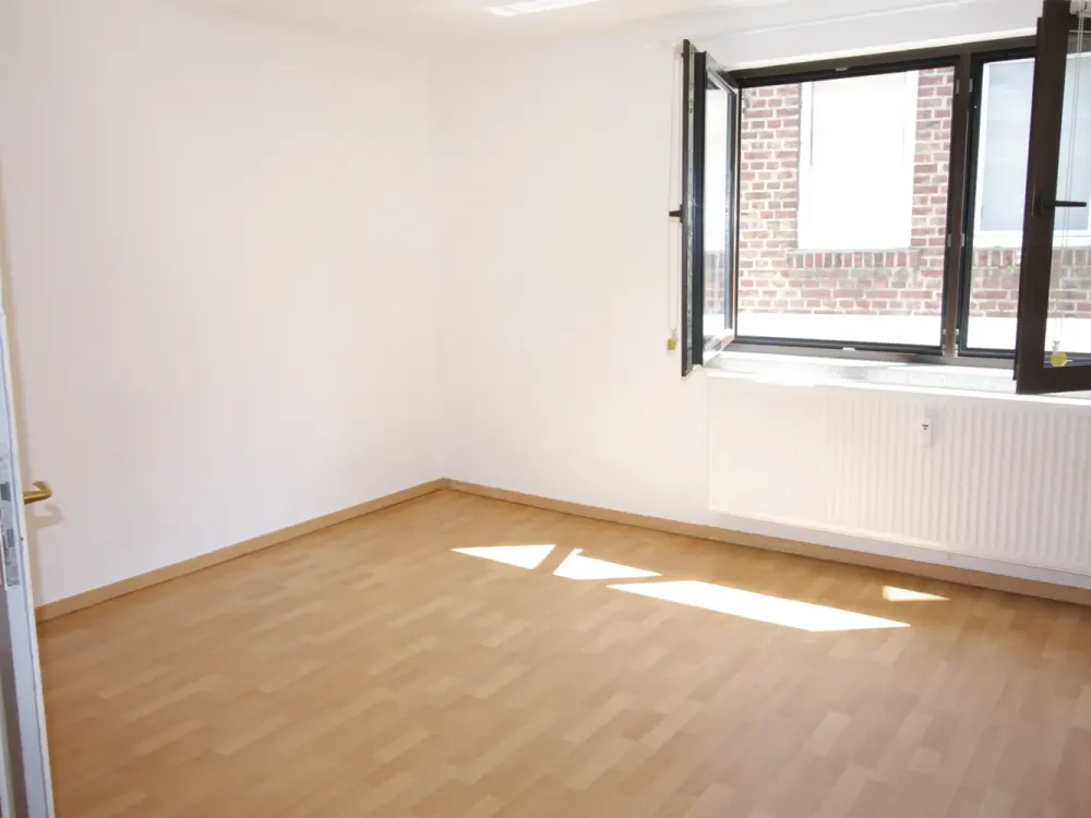 Kleines Häuschen als 2-Raumwohnung über zwei Etagen mit Innenhof