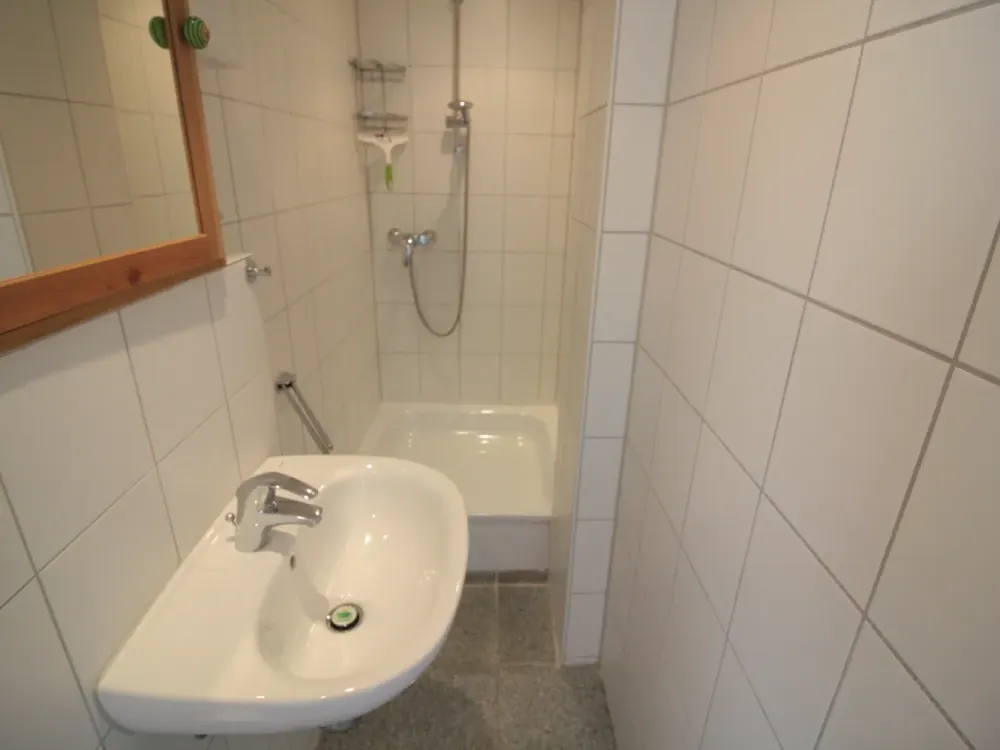 Kleines Häuschen als 2-Raumwohnung über zwei Etagen mit Innenhof