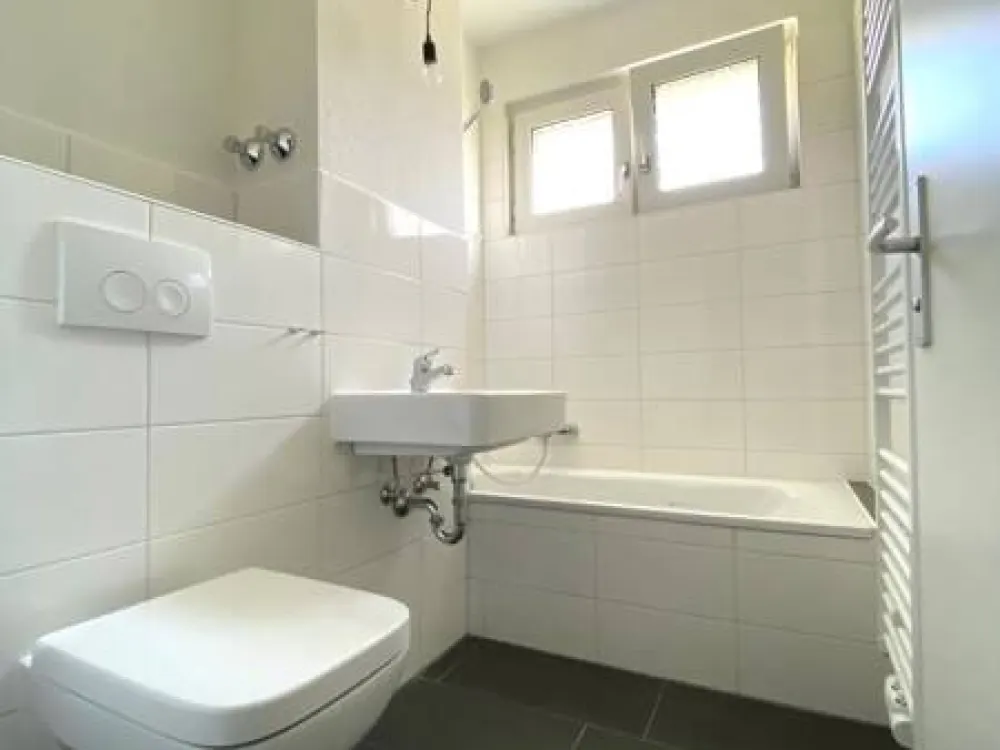 Schöne 3-Zimmer-Wohnung mit Wand und Bodenbelag
