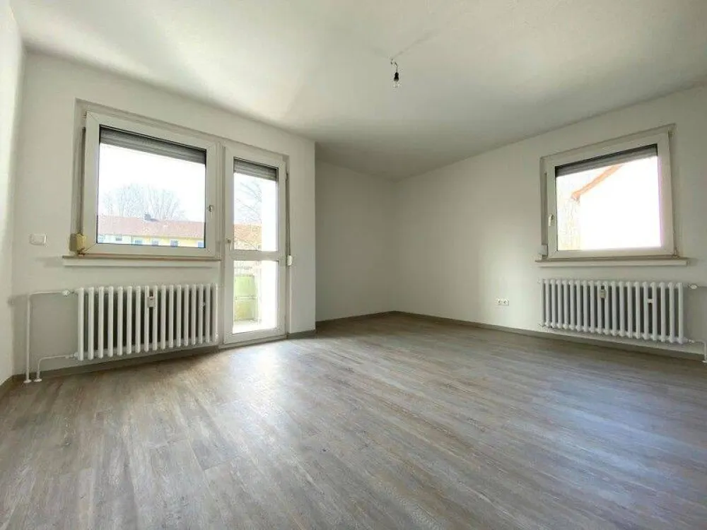 Schöne 3-Zimmer-Wohnung mit Wand und Bodenbelag