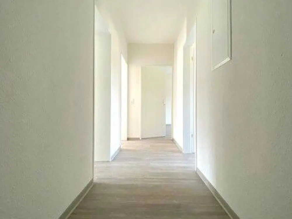 Schöne 3-Zimmer-Wohnung mit Wand und Bodenbelag