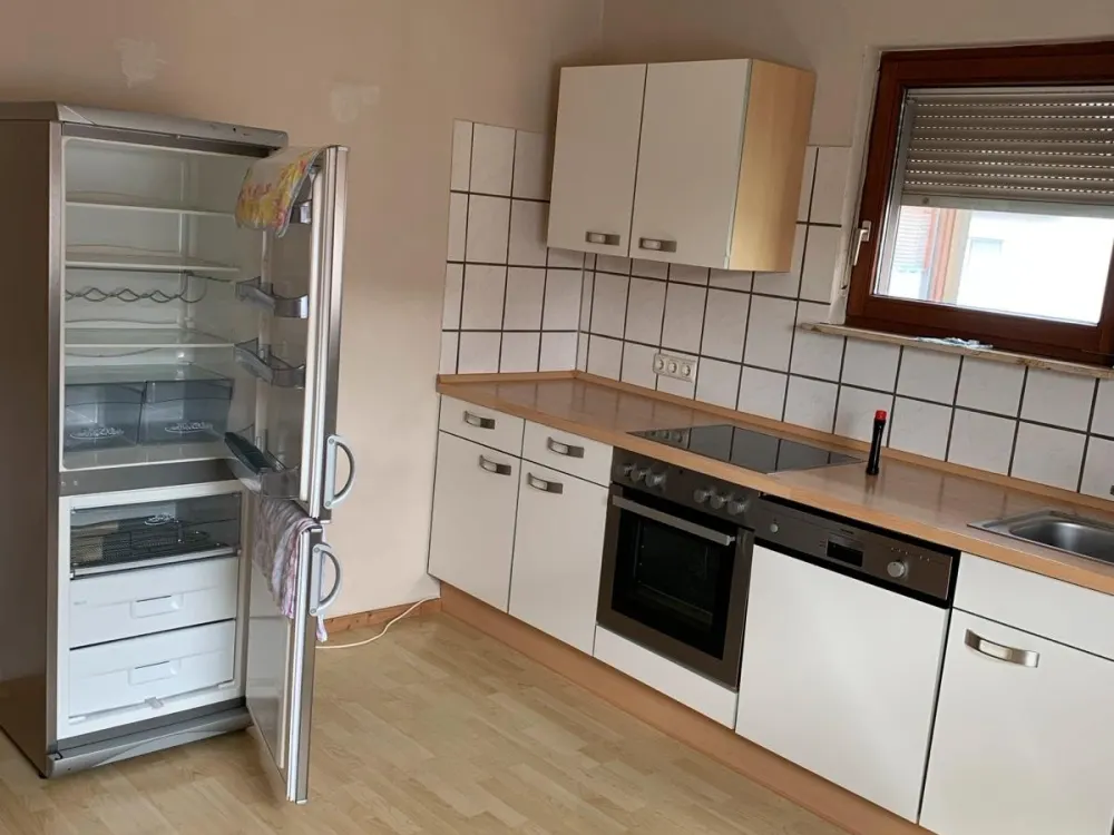 Zwei Zimmer, Küche, Bad mit Einbauküche