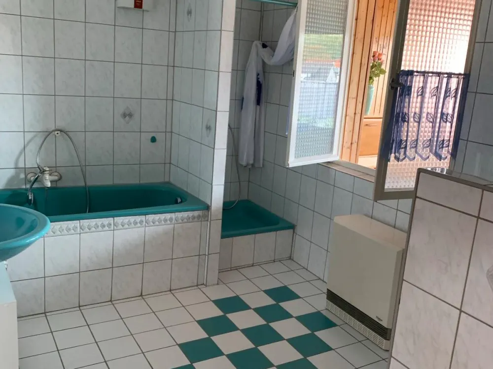 Zwei Zimmer, Küche, Bad mit Einbauküche
