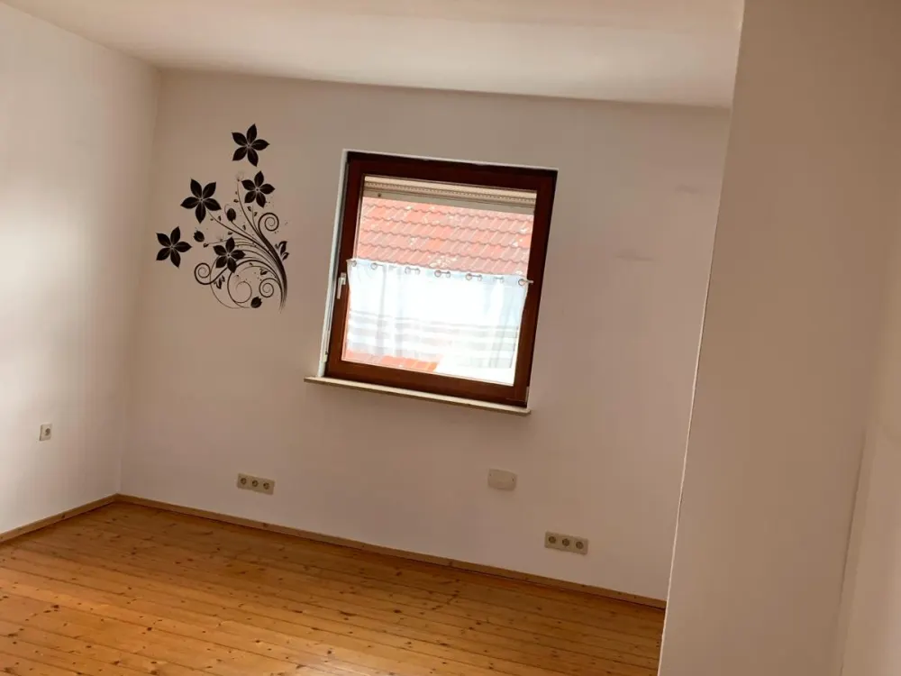 Zwei Zimmer, Küche, Bad mit Einbauküche