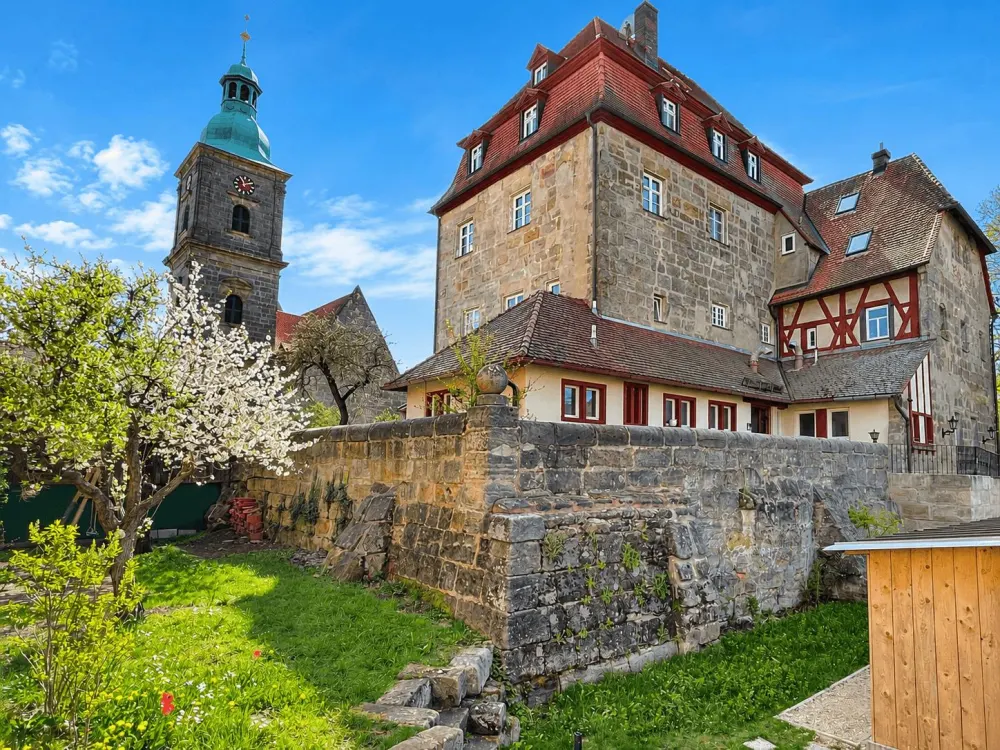 Liebevolle Dachgeschosswohnung mit historischem Flair im repräsentativen Schloss Kalchreuth