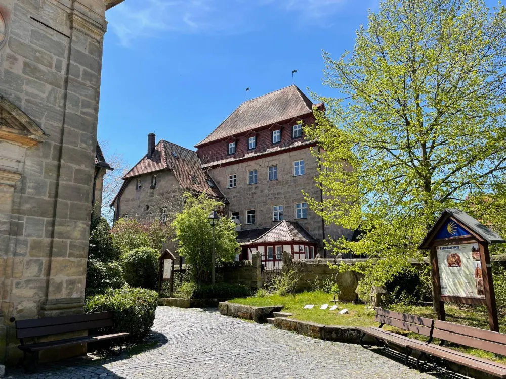 Liebevolle Dachgeschosswohnung mit historischem Flair im repräsentativen Schloss Kalchreuth