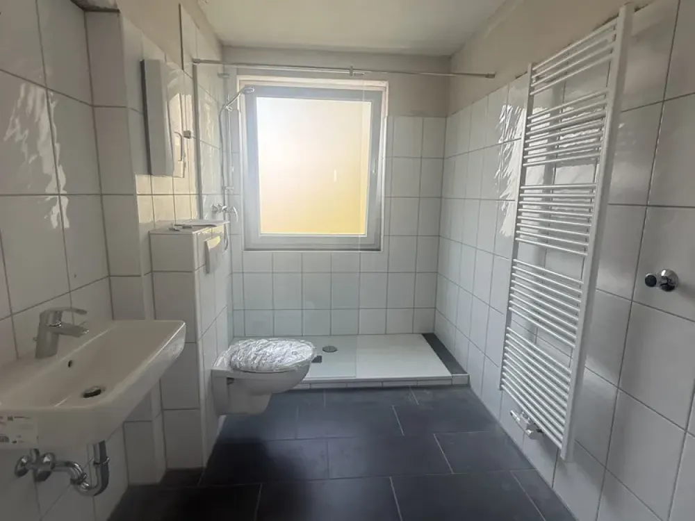 Ruhiges Wohnen im Loxbaum: Sanierte 2-Zimmer Wohnung, Balkon und Grünanlage mit Dusche
