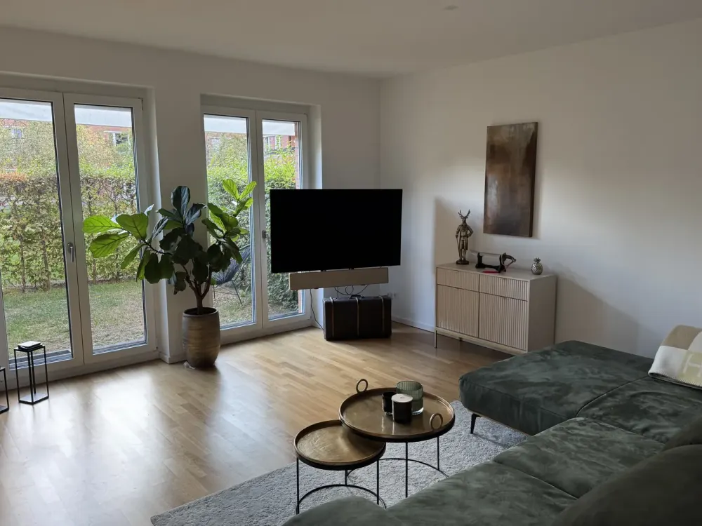 Helle Wohnung mit eigenem Garten, Terrasse und Tiefgarage