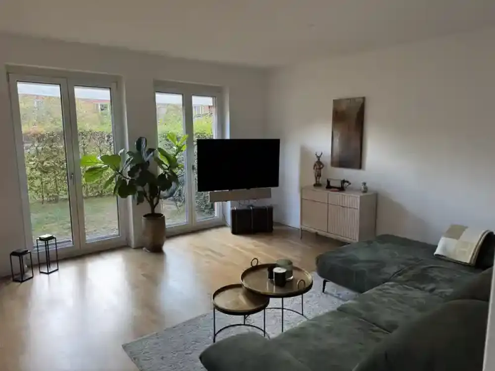 Helle Wohnung mit eigenem Garten, Terrasse und Tiefgarage