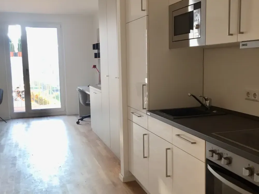 Wasserblick inklusive! Voll möbliertes 1-Zimmer-Apartment mit Balkon & Einbauküche