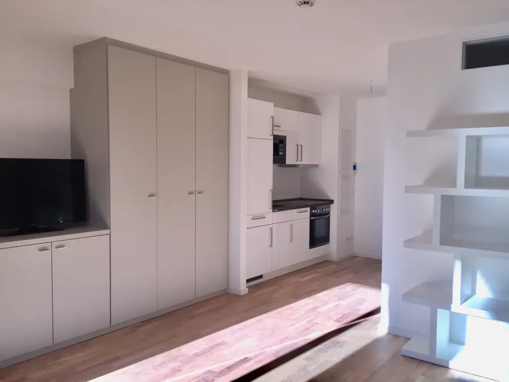 Wasserblick inklusive! Voll möbliertes 1-Zimmer-Apartment mit Balkon & Einbauküche