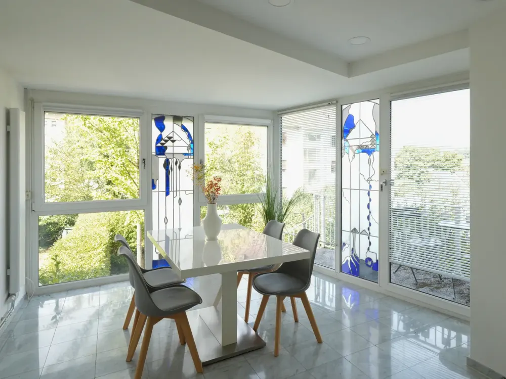 Stilvolle vollmöblierte 2-Zimmer-Wohnung mit Wintergarten und Balkon