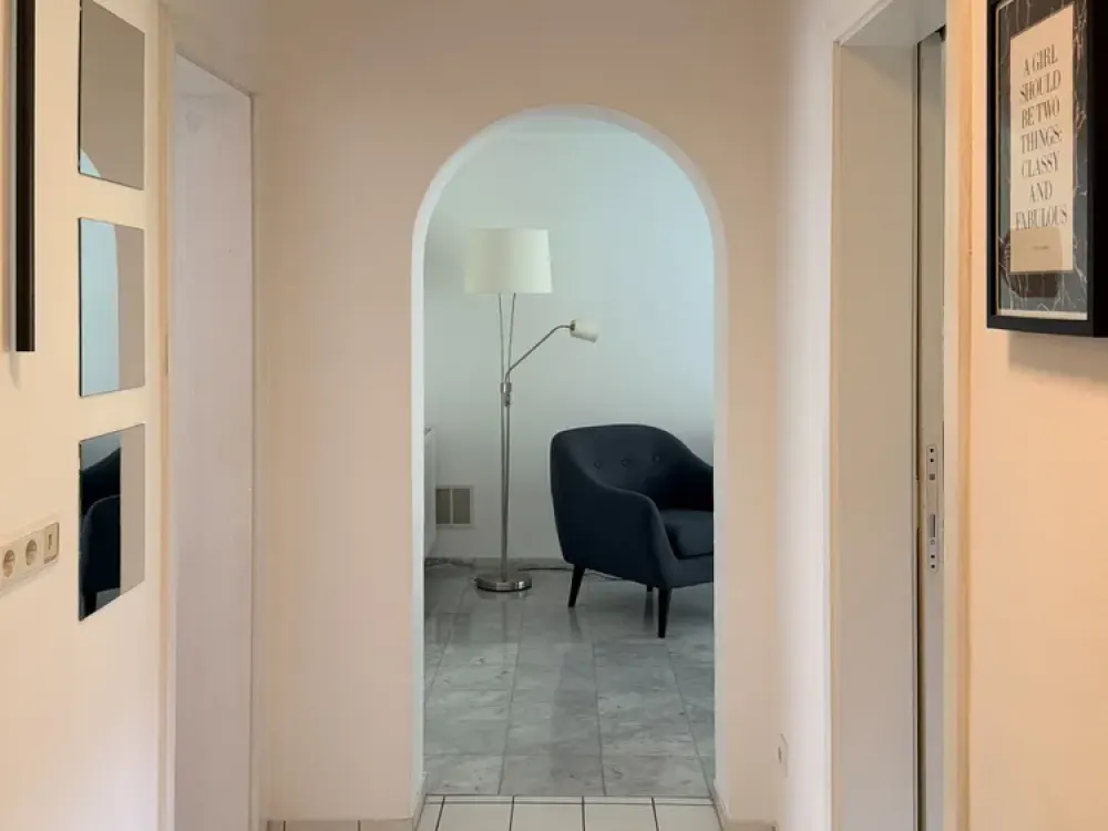 Stilvolle vollmöblierte 2-Zimmer-Wohnung mit Wintergarten und Balkon