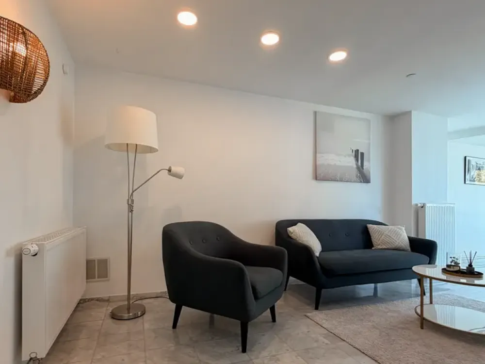 Stilvolle vollmöblierte 2-Zimmer-Wohnung mit Wintergarten und Balkon