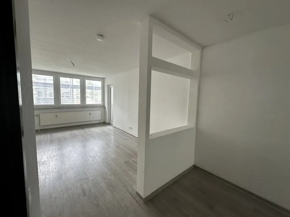 TOP renovierte Wohnung mit neuem Bad und Einbauküche !