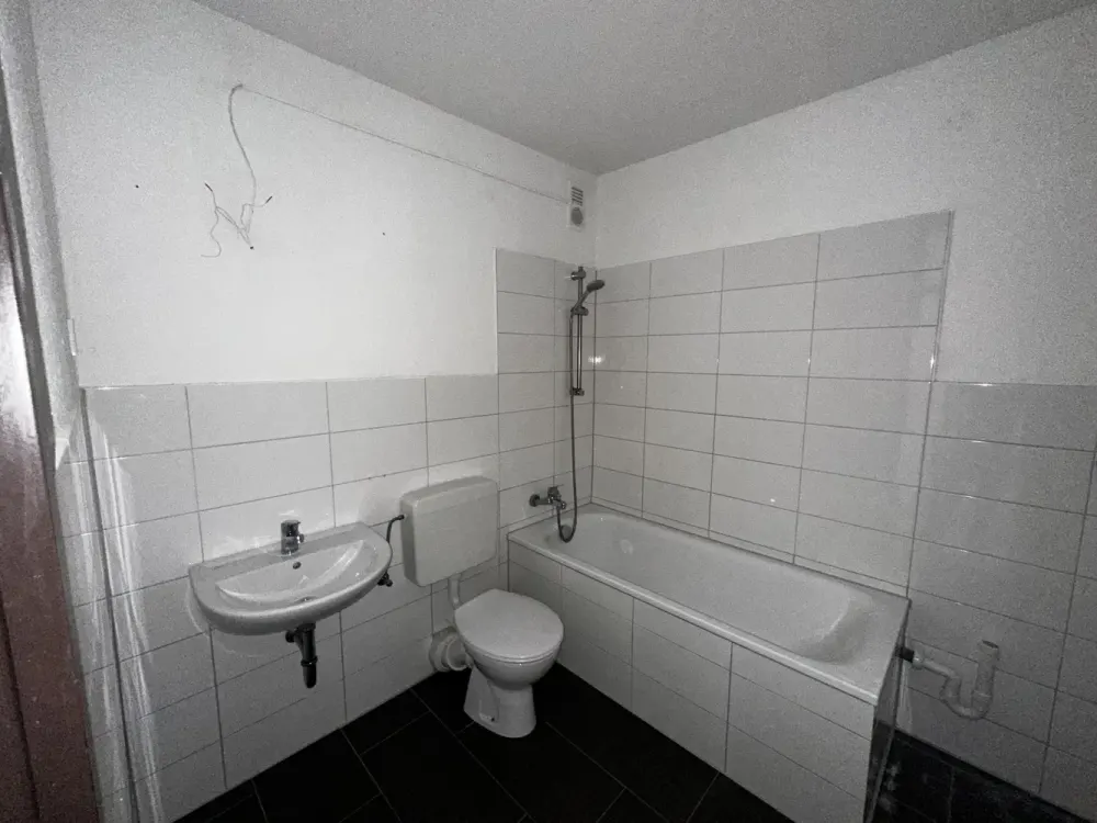 TOP renovierte Wohnung mit neuem Bad und Einbauküche !