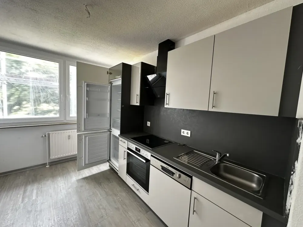 TOP renovierte Wohnung mit neuem Bad und Einbauküche !