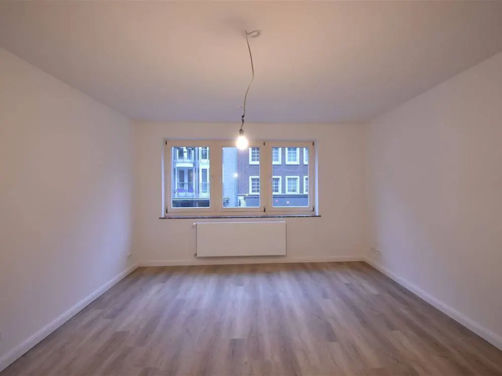D-Altstadt! Sanierte 2-Zi-Whg mit EBK ab sofort zu vermieten