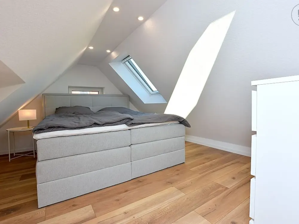 Wunderschön möblierte Maisonette-Wohnung mit PKW-Stellplatz im Zentrum von Rutesheim