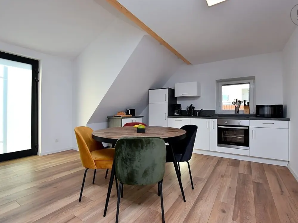 Wunderschön möblierte Maisonette-Wohnung mit PKW-Stellplatz im Zentrum von Rutesheim