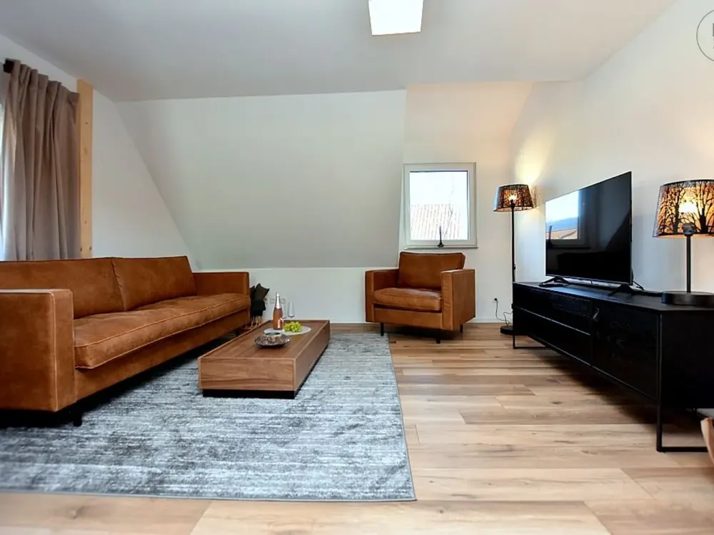 Wunderschön möblierte Maisonette-Wohnung mit PKW-Stellplatz im Zentrum von Rutesheim